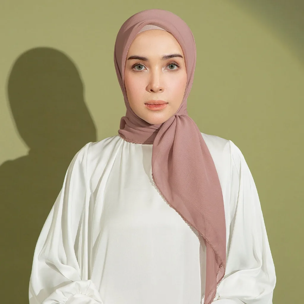 5 Inspirasi Outfit Ngantor Modern dan Elegan di 2025
