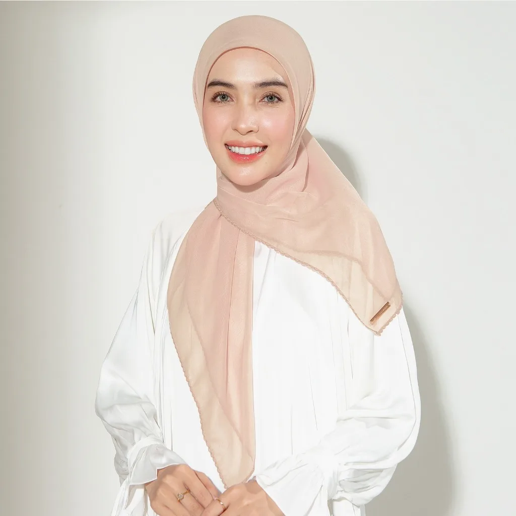 5 Inspirasi Outfit Ngantor Modern dan Elegan di 2025
